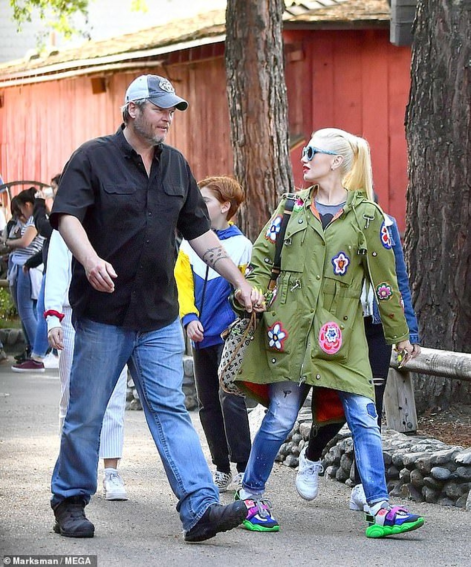 Gwen Stefani trẻ trung đi chơi cùng bạn trai kém 7 tuổi - 1 Gwen Stefani trẻ trung đi chơi cùng bạn trai kém 7 tuổi - 1