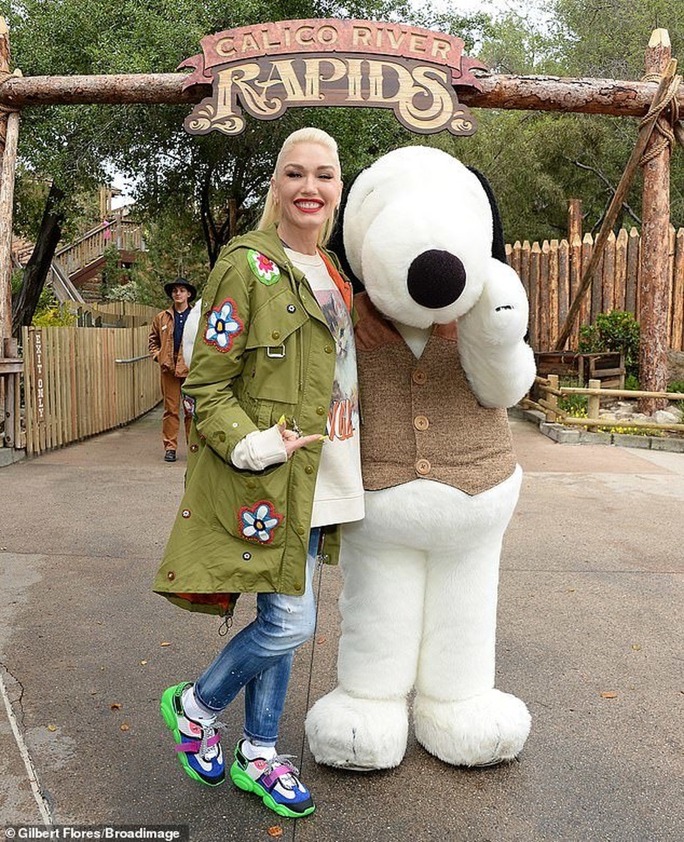 Gwen Stefani trẻ trung đi chơi cùng bạn trai kém 7 tuổi - 2 Gwen Stefani trẻ trung đi chơi cùng bạn trai kém 7 tuổi - 2