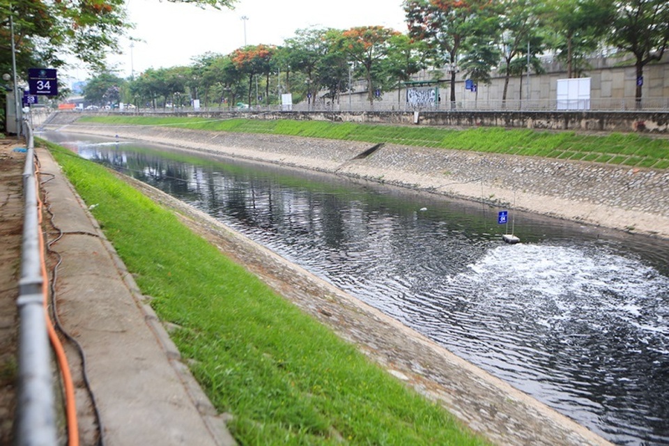 Cận cảnh đoạn sông Tô Lịch sau 3 ngày dùng công nghệ Nhật - 6 Cận cảnh đoạn sông Tô Lịch sau 3 ngày dùng công nghệ Nhật - 6
