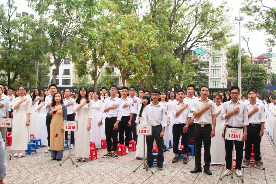 Những khoảnh khắc khó quên trong lễ chào cờ cuối cùng của học sinh khối 12 Yên Hoà - 2 Những khoảnh khắc khó quên trong lễ chào cờ cuối cùng của học sinh khối 12 Yên Hoà - 2