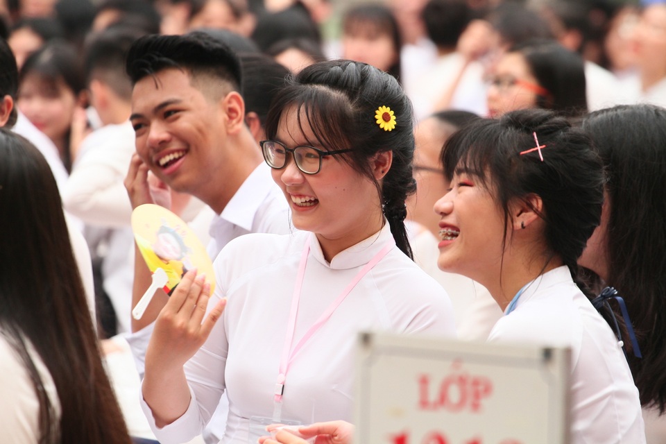 Những khoảnh khắc khó quên trong lễ chào cờ cuối cùng của học sinh khối 12 Yên Hoà - 5 Những khoảnh khắc khó quên trong lễ chào cờ cuối cùng của học sinh khối 12 Yên Hoà - 5