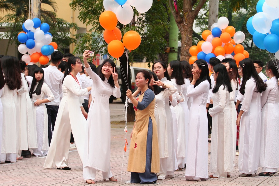 Những khoảnh khắc khó quên trong lễ chào cờ cuối cùng của học sinh khối 12 Yên Hoà - 7 Những khoảnh khắc khó quên trong lễ chào cờ cuối cùng của học sinh khối 12 Yên Hoà - 7
