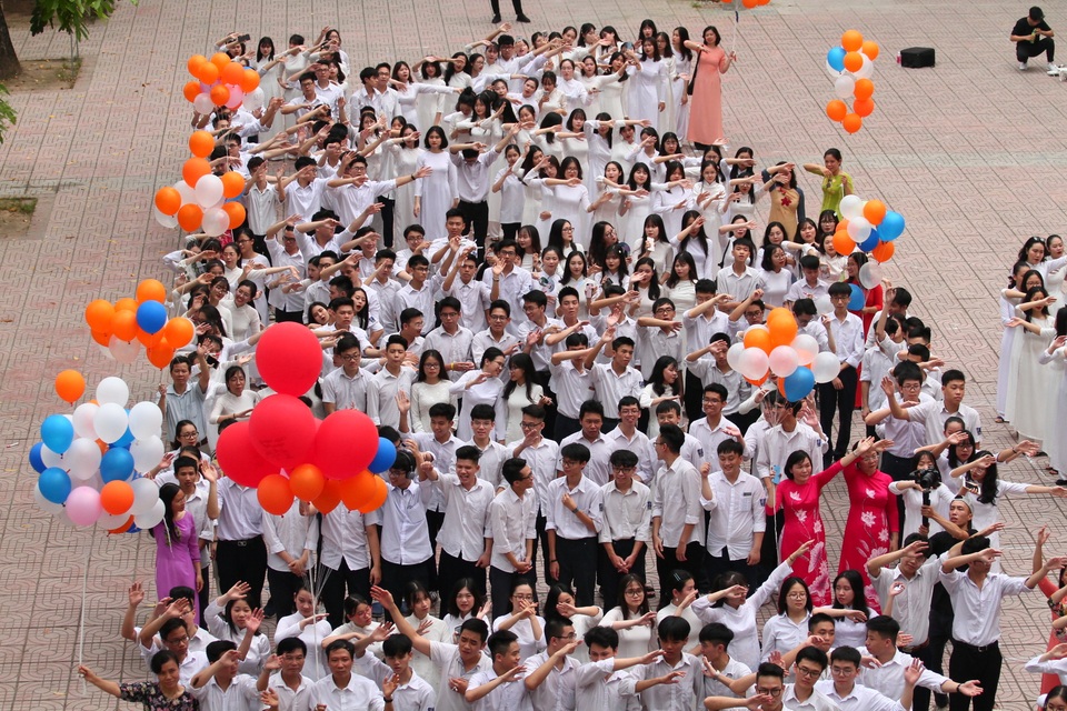 Những khoảnh khắc khó quên trong lễ chào cờ cuối cùng của học sinh khối 12 Yên Hoà - 11 Những khoảnh khắc khó quên trong lễ chào cờ cuối cùng của học sinh khối 12 Yên Hoà - 11