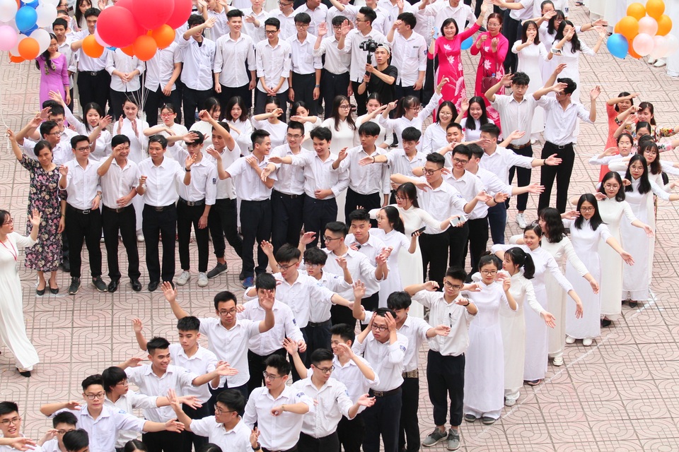 Những khoảnh khắc khó quên trong lễ chào cờ cuối cùng của học sinh khối 12 Yên Hoà - 10 Những khoảnh khắc khó quên trong lễ chào cờ cuối cùng của học sinh khối 12 Yên Hoà - 10