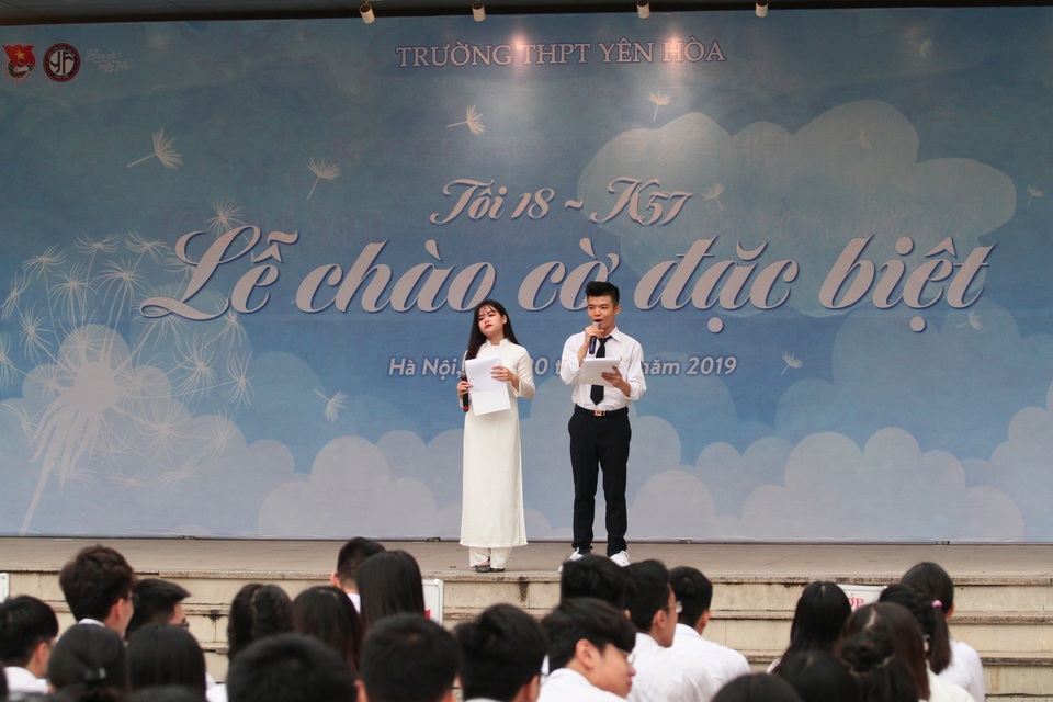 Những khoảnh khắc khó quên trong lễ chào cờ cuối cùng của học sinh khối 12 Yên Hoà - 1 Những khoảnh khắc khó quên trong lễ chào cờ cuối cùng của học sinh khối 12 Yên Hoà - 1