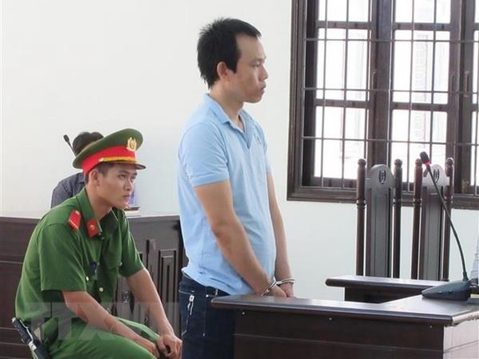 Nhân viên bán hàng lĩnh án 12 năm tù vì tội lừa đảo chiếm đoạt tài sản - 1 Nhân viên bán hàng lĩnh án 12 năm tù vì tội lừa đảo chiếm đoạt tài sản - 1
