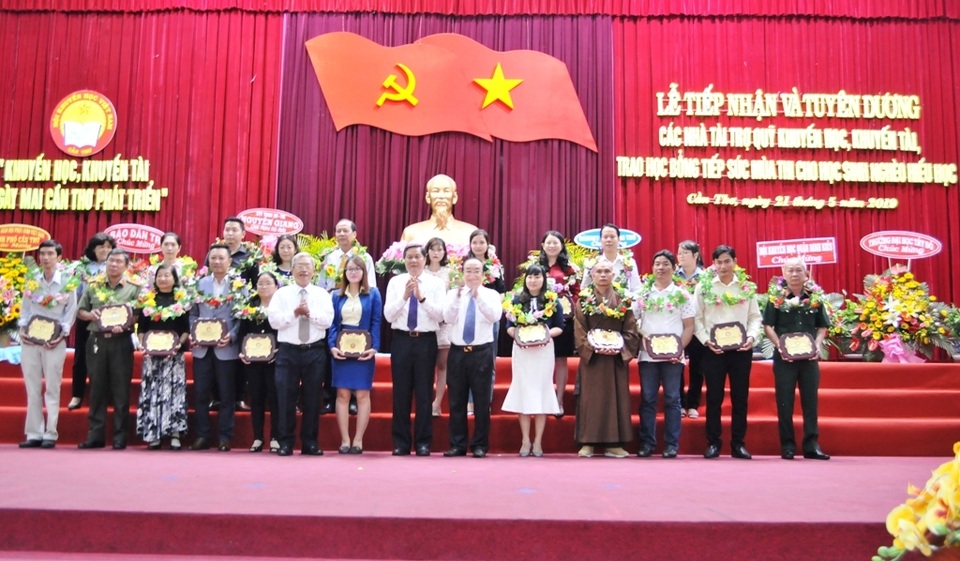 12 năm, Hội Khuyến học TP Cần Thơ vận động 300 tỷ đồng, trao gần 1 triệu suất học bổng - 6 12 năm, Hội Khuyến học TP Cần Thơ vận động 300 tỷ đồng, trao gần 1 triệu suất học bổng - 6
