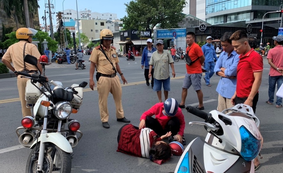 CSGT phối hợp cứu người phụ nữ gặp nạn giữa trung tâm Sài Gòn - 1