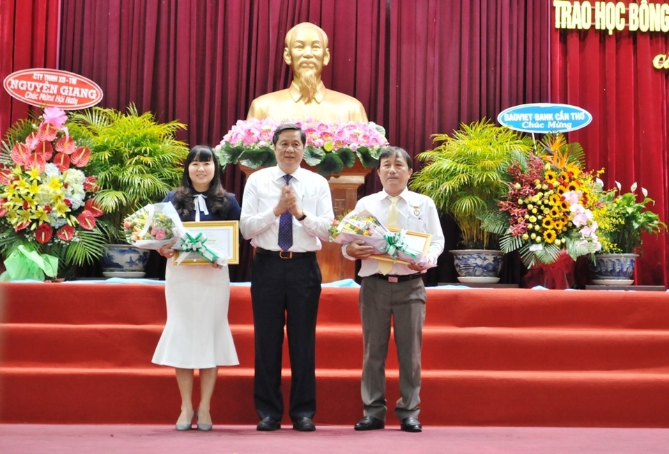 12 năm, Hội Khuyến học TP Cần Thơ vận động 300 tỷ đồng, trao gần 1 triệu suất học bổng - 7 12 năm, Hội Khuyến học TP Cần Thơ vận động 300 tỷ đồng, trao gần 1 triệu suất học bổng - 7
