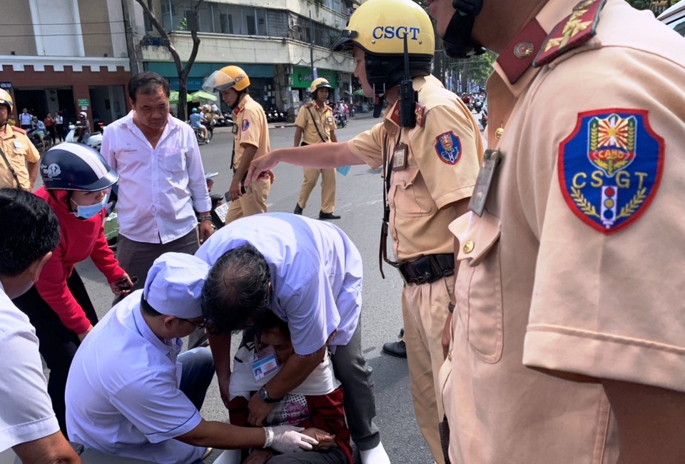 CSGT phối hợp cứu người phụ nữ gặp nạn giữa trung tâm Sài Gòn - 2