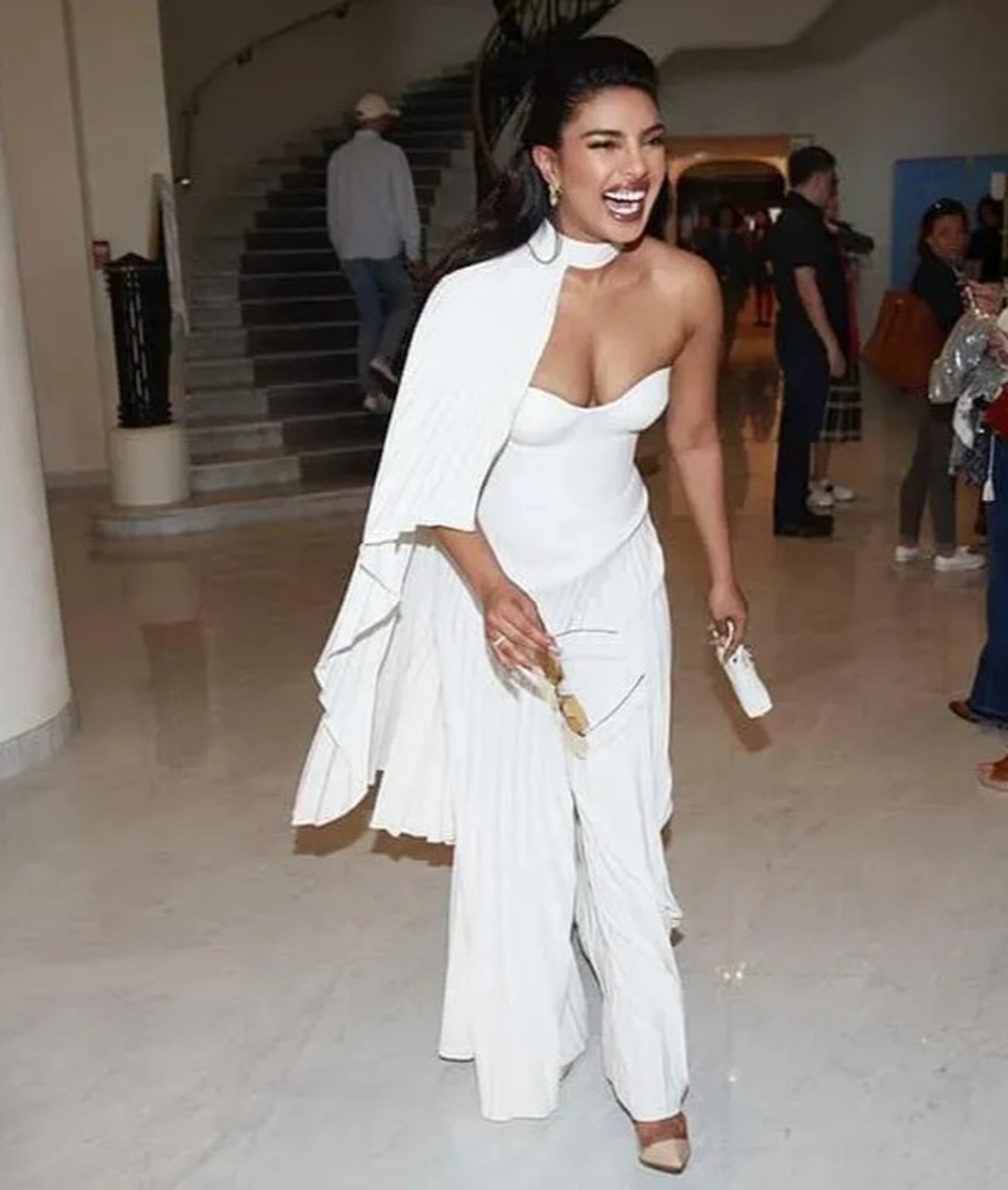 Priyanka Chopra - Nick Jonas: Cặp đôi nổi bật nhất LHP Cannes - 15 Priyanka Chopra - Nick Jonas: Cặp đôi nổi bật nhất LHP Cannes - 15