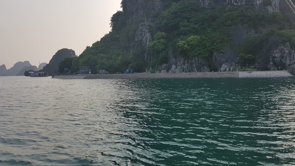Lộ diện nhiều công trình xây trái phép trên vịnh Hạ Long, Bái Tử Long - 1 Lộ diện nhiều công trình xây trái phép trên vịnh Hạ Long, Bái Tử Long - 1