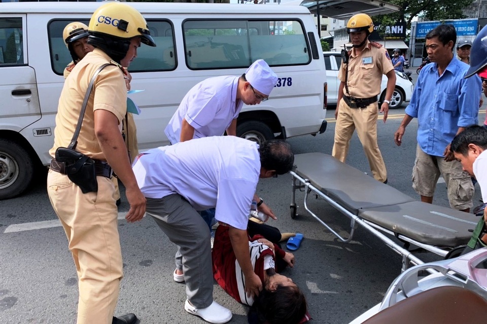 CSGT phối hợp cứu người phụ nữ gặp nạn giữa trung tâm Sài Gòn - 3
