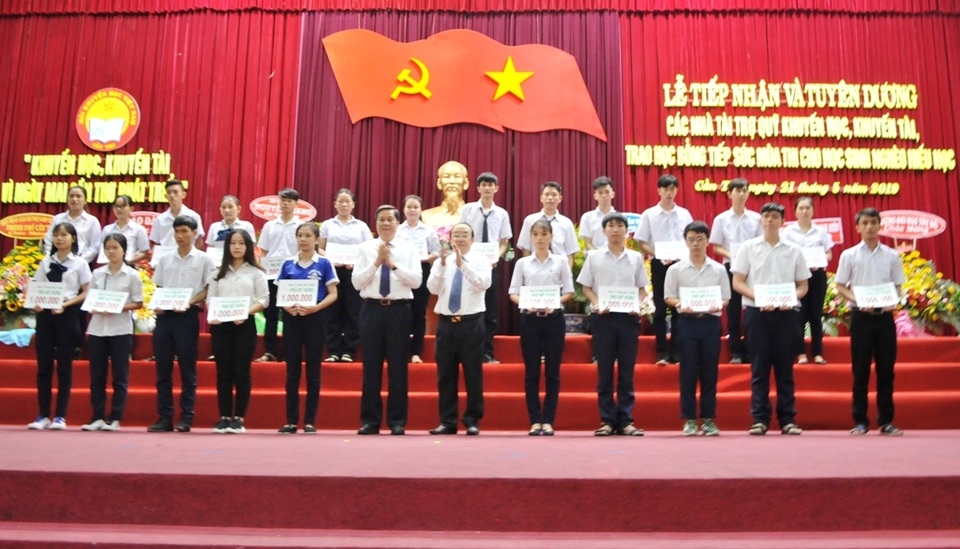 12 năm, Hội Khuyến học TP Cần Thơ vận động 300 tỷ đồng, trao gần 1 triệu suất học bổng - 4 12 năm, Hội Khuyến học TP Cần Thơ vận động 300 tỷ đồng, trao gần 1 triệu suất học bổng - 4