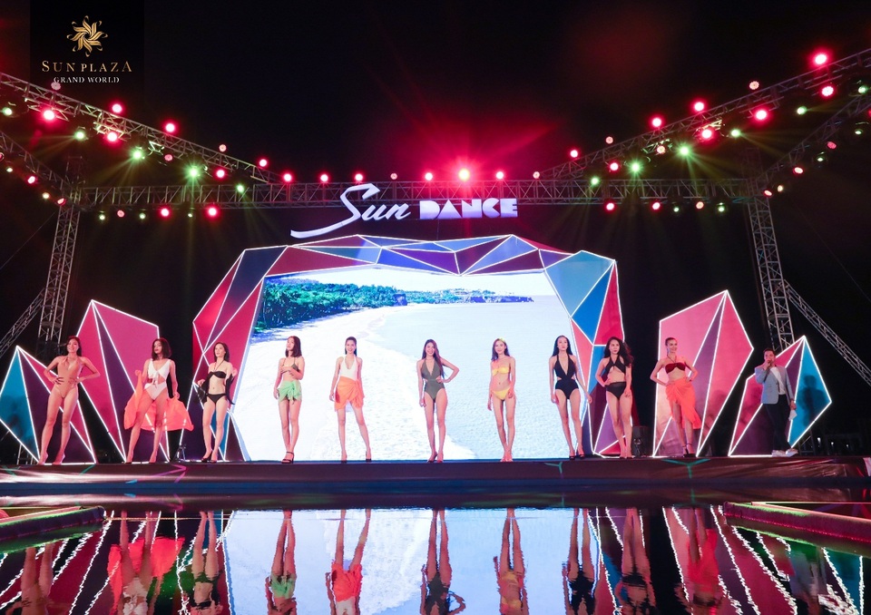 Bích Phương và bikini show “bỏ bùa” khán giả Hạ Long tại Sun Dance Festival - 4 Bích Phương và bikini show “bỏ bùa” khán giả Hạ Long tại Sun Dance Festival - 4