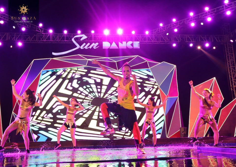 Bích Phương và bikini show “bỏ bùa” khán giả Hạ Long tại Sun Dance Festival - 5 Bích Phương và bikini show “bỏ bùa” khán giả Hạ Long tại Sun Dance Festival - 5