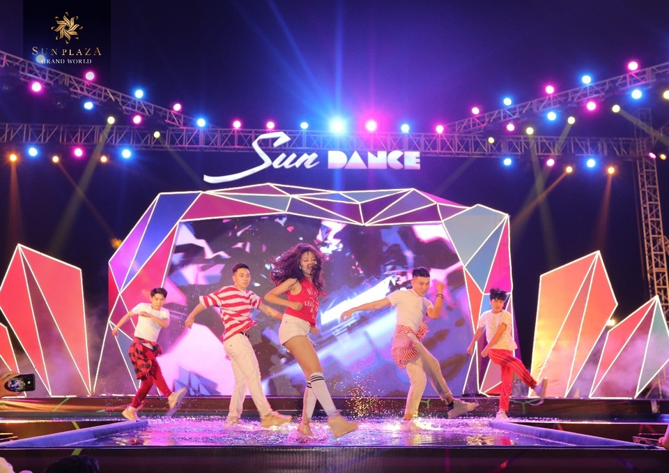 Bích Phương và bikini show “bỏ bùa” khán giả Hạ Long tại Sun Dance Festival - 6 Bích Phương và bikini show “bỏ bùa” khán giả Hạ Long tại Sun Dance Festival - 6