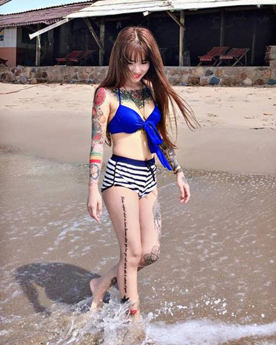 Cô gái miền Tây nhuốm kín ngực, tay bằng những hình xăm lạ - 4 Cô gái miền Tây nhuốm kín ngực, tay bằng những hình xăm lạ - 4