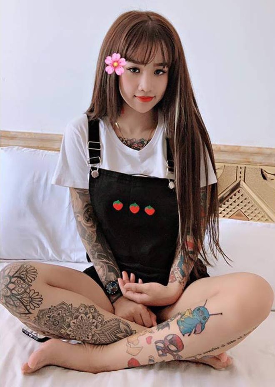Cô gái miền Tây nhuốm kín ngực, tay bằng những hình xăm lạ - 6 Cô gái miền Tây nhuốm kín ngực, tay bằng những hình xăm lạ - 6