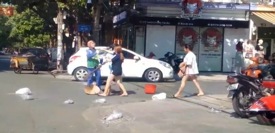 Chủ shop quần áo đến nhà xin lỗi chị lao công - 1 Chủ shop quần áo đến nhà xin lỗi chị lao công - 1