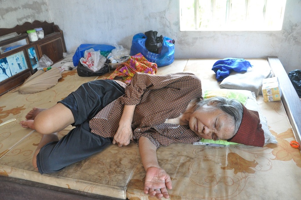 Nỗi cơ cực không thể tưởng tượng của hai cụ bà tuổi 80 bơ vơ, lay lắt bên nghĩa địa! - 7 Nỗi cơ cực không thể tưởng tượng của hai cụ bà tuổi 80 bơ vơ, lay lắt bên nghĩa địa! - 7