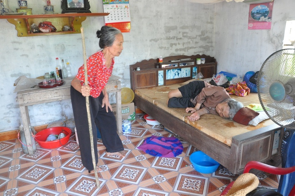 Nỗi cơ cực không thể tưởng tượng của hai cụ bà tuổi 80 bơ vơ, lay lắt bên nghĩa địa! - 4 Nỗi cơ cực không thể tưởng tượng của hai cụ bà tuổi 80 bơ vơ, lay lắt bên nghĩa địa! - 4