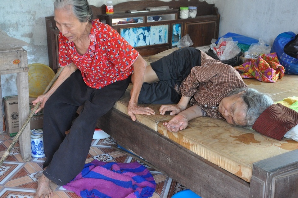 Nỗi cơ cực không thể tưởng tượng của hai cụ bà tuổi 80 bơ vơ, lay lắt bên nghĩa địa! - 11 Nỗi cơ cực không thể tưởng tượng của hai cụ bà tuổi 80 bơ vơ, lay lắt bên nghĩa địa! - 11