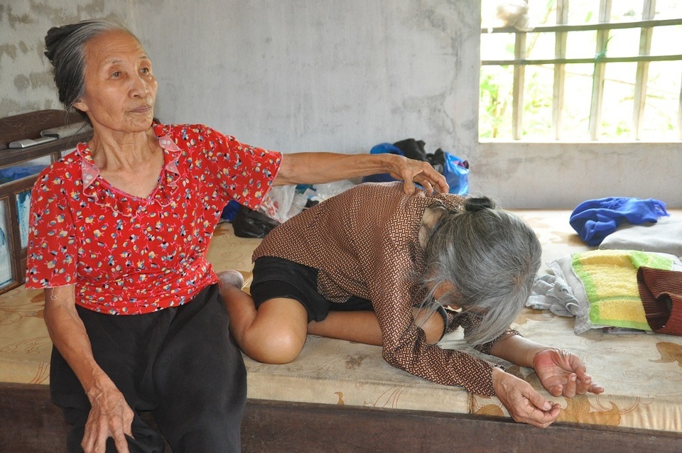 Nỗi cơ cực không thể tưởng tượng của hai cụ bà tuổi 80 bơ vơ, lay lắt bên nghĩa địa! - 1 Nỗi cơ cực không thể tưởng tượng của hai cụ bà tuổi 80 bơ vơ, lay lắt bên nghĩa địa! - 1