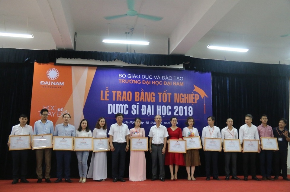 Nhà trường dặn các tân Dược sĩ đại học không được buôn bán thuốc giả - 2 Nhà trường dặn các tân Dược sĩ đại học không được buôn bán thuốc giả - 2