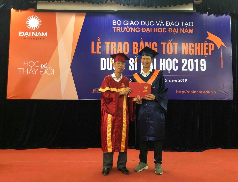 Nhà trường dặn các tân Dược sĩ đại học không được buôn bán thuốc giả - 3 Nhà trường dặn các tân Dược sĩ đại học không được buôn bán thuốc giả - 3