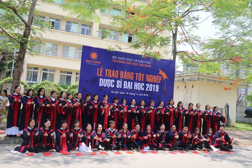 Nhà trường dặn các tân Dược sĩ đại học không được buôn bán thuốc giả - 1 Nhà trường dặn các tân Dược sĩ đại học không được buôn bán thuốc giả - 1