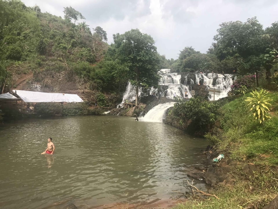 Ba học sinh gặp nạn khi tắm thác, một học sinh tử vong - 1 Ba học sinh gặp nạn khi tắm thác, một học sinh tử vong - 1
