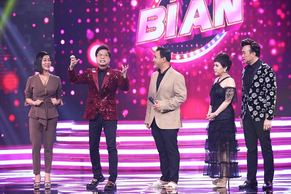 Giữa ồn ào “muốn giải nghệ”, Quyền Linh đi dép tổ ong lên sóng truyền hình - 2 Giữa ồn ào “muốn giải nghệ”, Quyền Linh đi dép tổ ong lên sóng truyền hình - 2