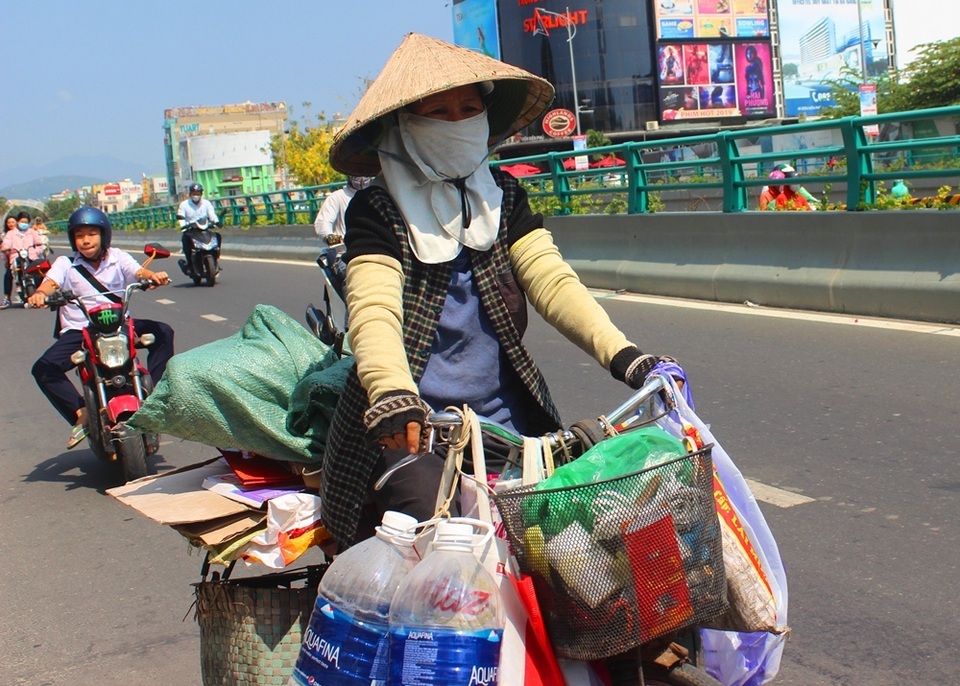Mướt mồ hôi mưu sinh dưới trời nóng như lửa đốt - 4 Mướt mồ hôi mưu sinh dưới trời nóng như lửa đốt - 4