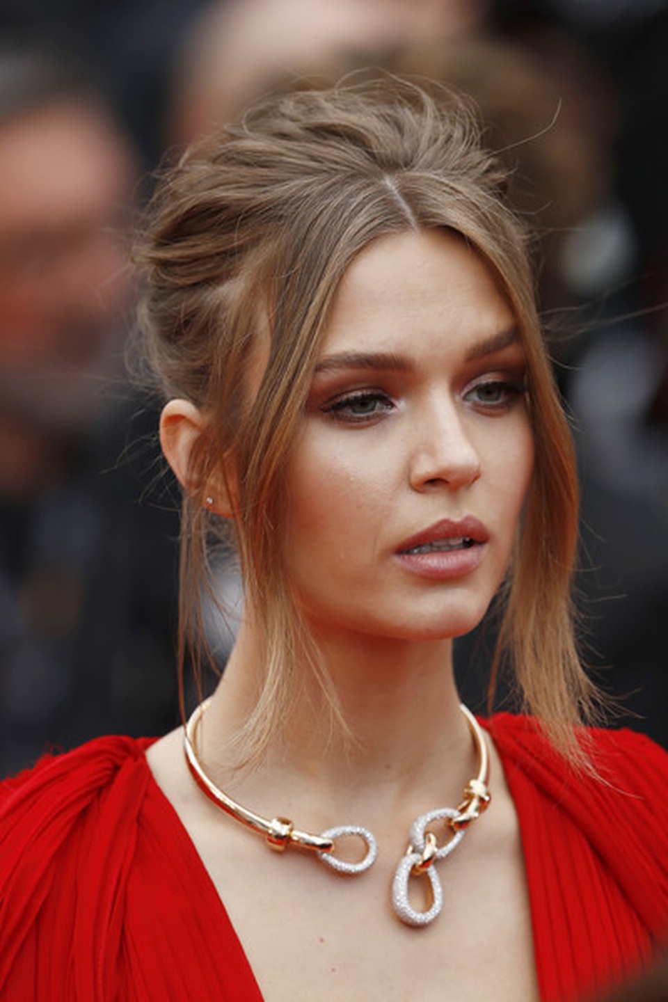 Thiên thần nội y Josephine Skriver rực rỡ với váy đỏ - 2 Thiên thần nội y Josephine Skriver rực rỡ với váy đỏ - 2