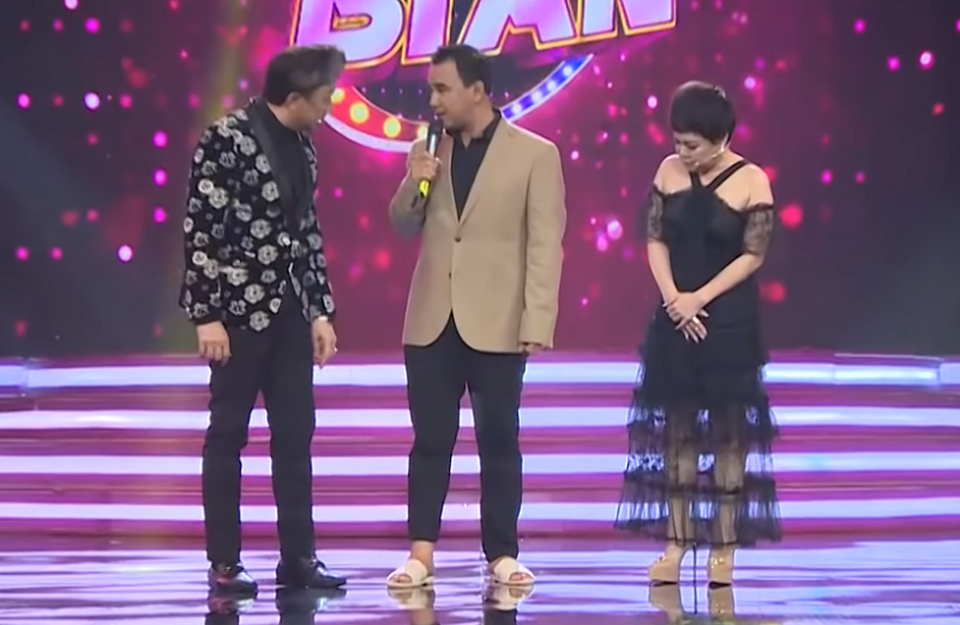 Giữa ồn ào “muốn giải nghệ”, Quyền Linh đi dép tổ ong lên sóng truyền hình - 1 Giữa ồn ào “muốn giải nghệ”, Quyền Linh đi dép tổ ong lên sóng truyền hình - 1