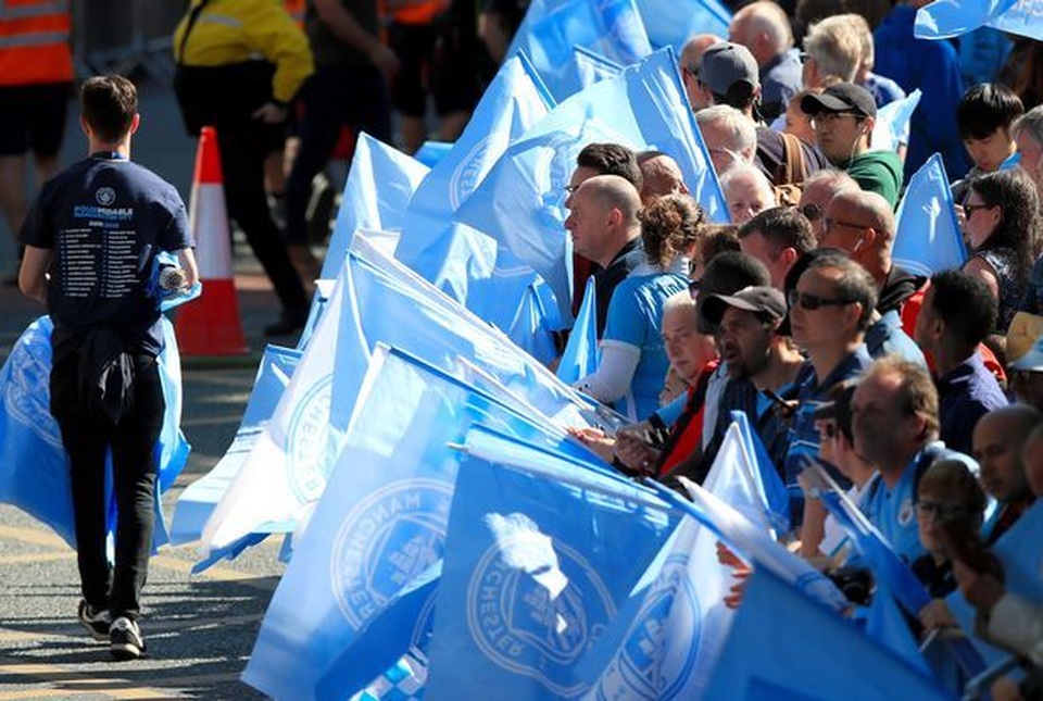 Man City mang các cúp diễu hành quanh thành phố Manchester - 1 Man City mang các cúp diễu hành quanh thành phố Manchester - 1
