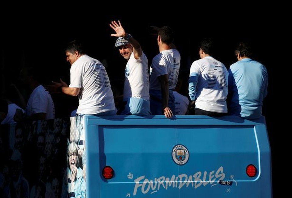 Man City mang các cúp diễu hành quanh thành phố Manchester - 7 Man City mang các cúp diễu hành quanh thành phố Manchester - 7