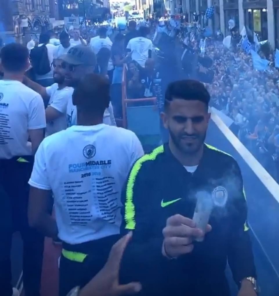Man City mang các cúp diễu hành quanh thành phố Manchester - 10 Man City mang các cúp diễu hành quanh thành phố Manchester - 10