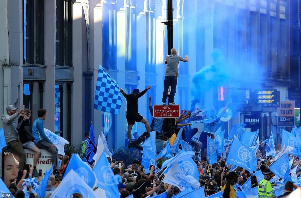 Man City mang các cúp diễu hành quanh thành phố Manchester - 16 Man City mang các cúp diễu hành quanh thành phố Manchester - 16