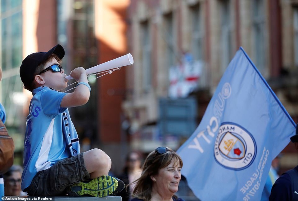 Man City mang các cúp diễu hành quanh thành phố Manchester - 19 Man City mang các cúp diễu hành quanh thành phố Manchester - 19