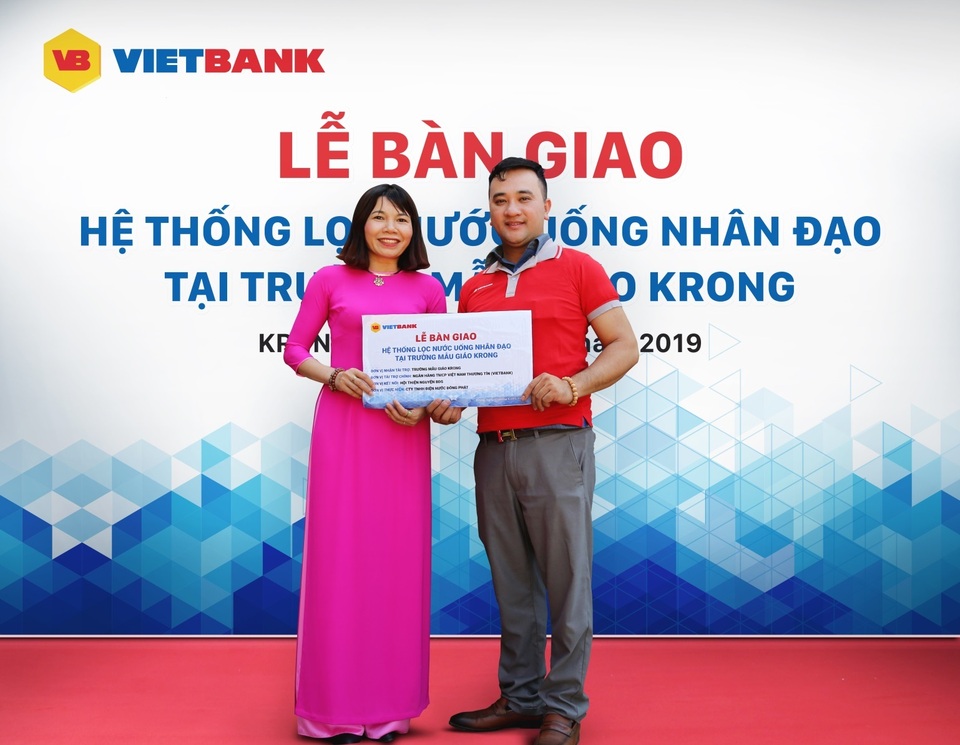 Vietbank “cõng” nước sạch lên bản cho đồng bào Ba Na - 1 Vietbank “cõng” nước sạch lên bản cho đồng bào Ba Na - 1