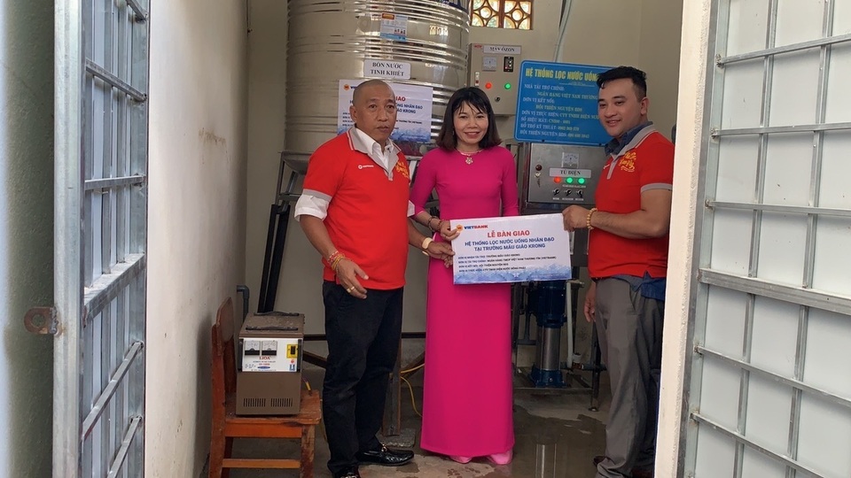 Vietbank “cõng” nước sạch lên bản cho đồng bào Ba Na - 2 Vietbank “cõng” nước sạch lên bản cho đồng bào Ba Na - 2