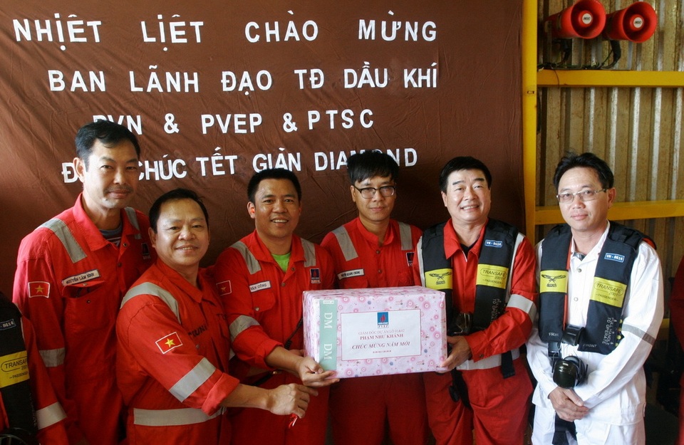 Tổng Giám đốc PVN kiểm tra công tác đảm bảo an toàn và chúc Tết trên các công trình biển của PVEP Lô 0102 - 1 Tổng Giám đốc PVN kiểm tra công tác đảm bảo an toàn và chúc Tết trên các công trình biển của PVEP Lô 0102 - 1