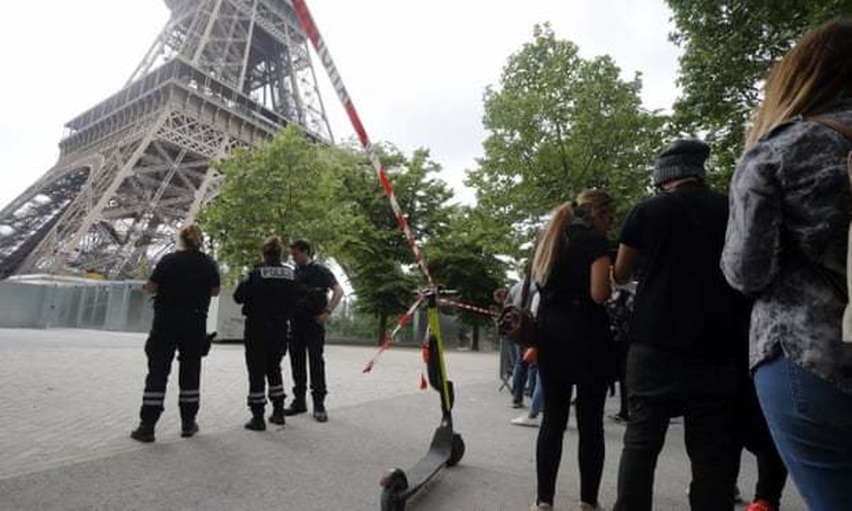 Tháp Eiffel đóng cửa vì một đối tượng cố tình trèo lên - 2 Tháp Eiffel đóng cửa vì một đối tượng cố tình trèo lên - 2