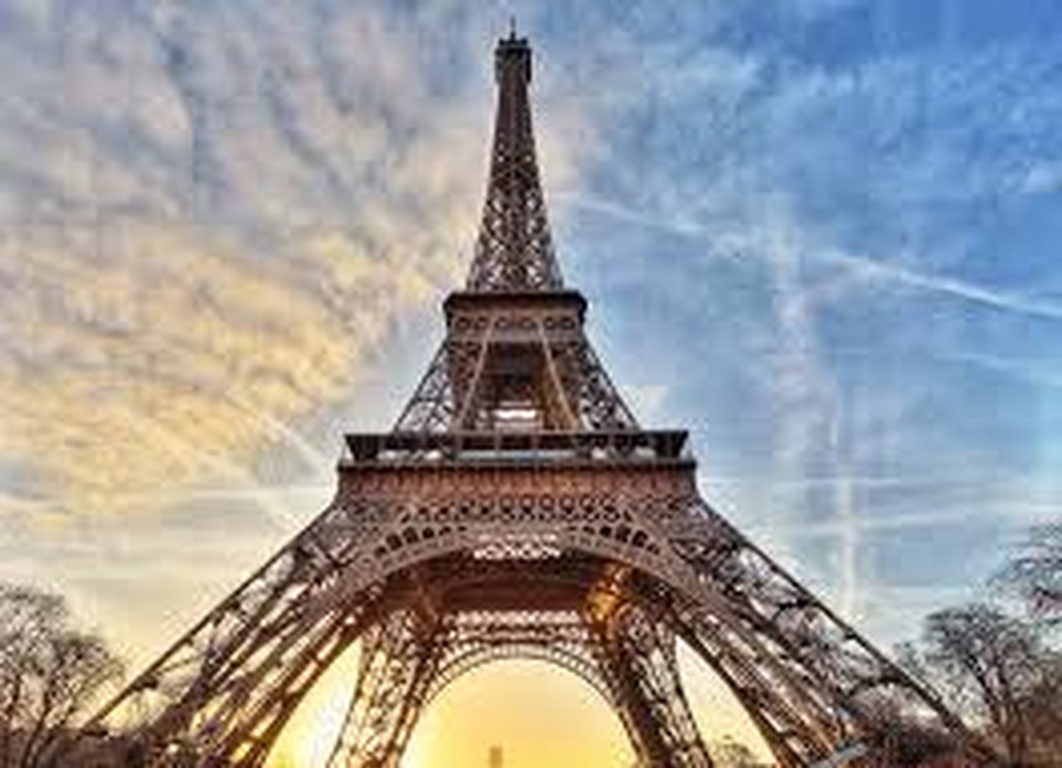 Tháp Eiffel đóng cửa vì một đối tượng cố tình trèo lên - 3 Tháp Eiffel đóng cửa vì một đối tượng cố tình trèo lên - 3