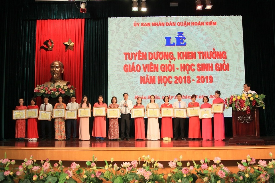 Hà Nội: Tuyên dương 89 giáo viên và 129 học sinh tiêu biểu quận Hoàn Kiếm - 2 Hà Nội: Tuyên dương 89 giáo viên và 129 học sinh tiêu biểu quận Hoàn Kiếm - 2
