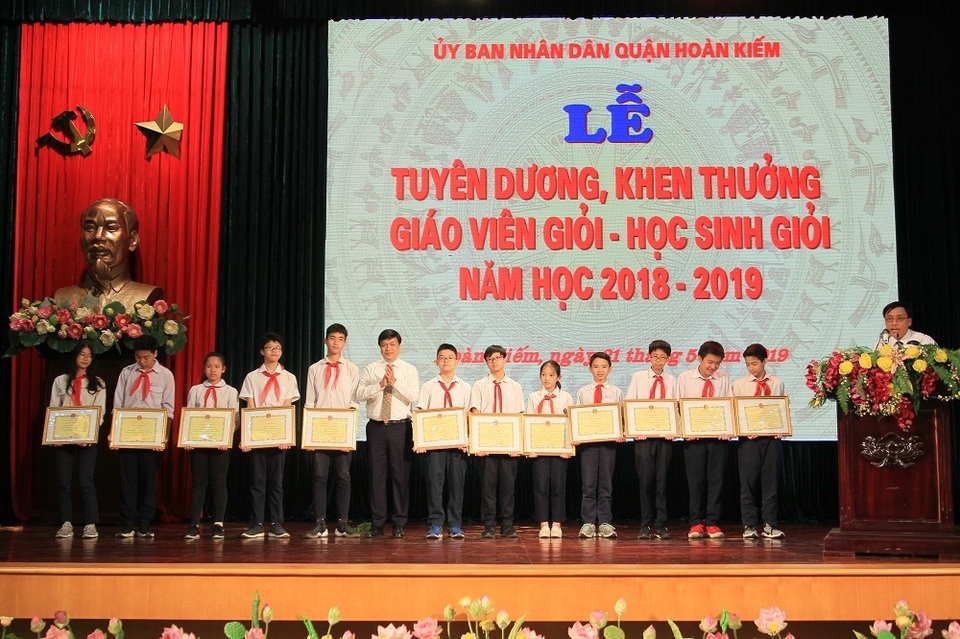 Hà Nội: Tuyên dương 89 giáo viên và 129 học sinh tiêu biểu quận Hoàn Kiếm - 3 Hà Nội: Tuyên dương 89 giáo viên và 129 học sinh tiêu biểu quận Hoàn Kiếm - 3
