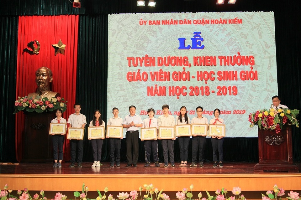 Hà Nội: Tuyên dương 89 giáo viên và 129 học sinh tiêu biểu quận Hoàn Kiếm - 4 Hà Nội: Tuyên dương 89 giáo viên và 129 học sinh tiêu biểu quận Hoàn Kiếm - 4