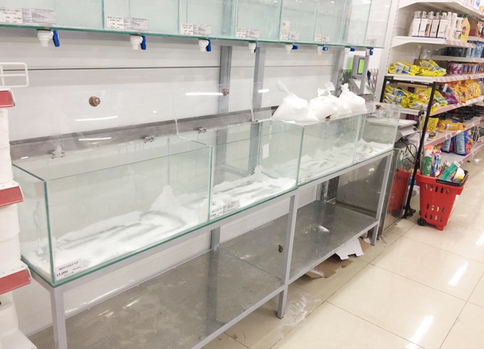 Vỡ trận bán tháo: Dân đổ xô tranh nhau vét sạch kệ siêu thị - 10 Vỡ trận bán tháo: Dân đổ xô tranh nhau vét sạch kệ siêu thị - 10